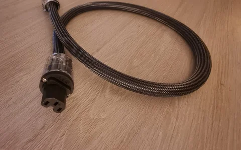 3 tunga strömkablar.