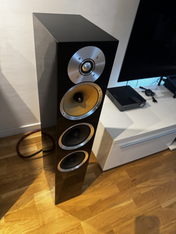 Bowers & Wilkins CM8