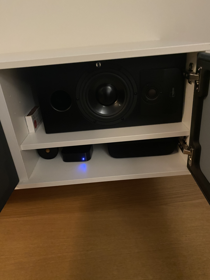 Förstärkare, subwoofer & högtalare Lyngdorf samt möbel UNNU