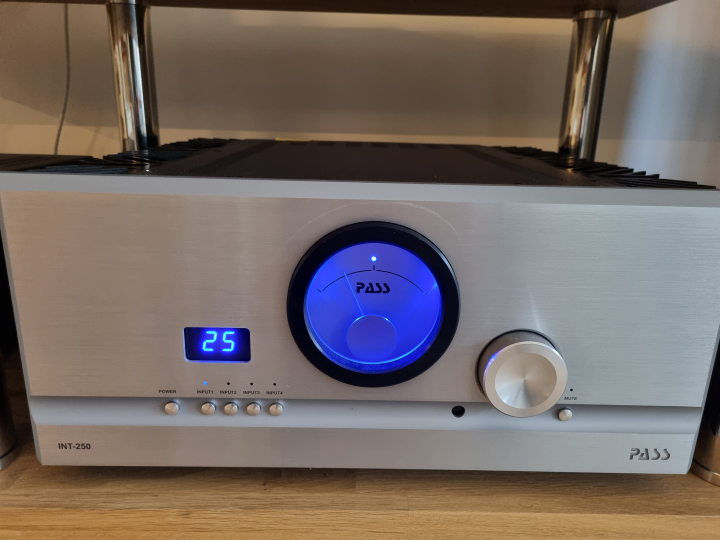 Pass Labs INT-250 nyskick
