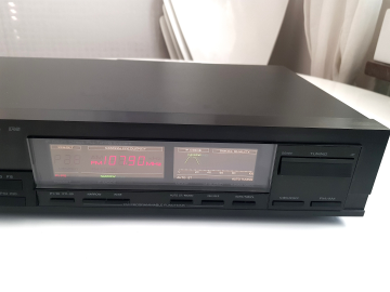 Yamaha TX-500 Natural Sound AM/FM Stereo Tuner