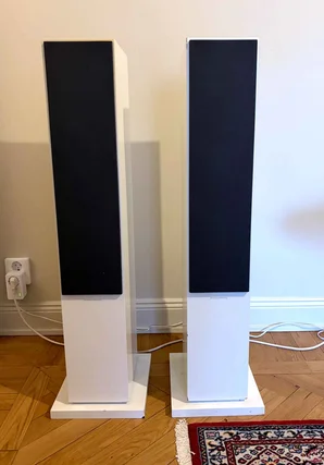 B&W CM8 – vita golvhögtalare – 4 900 kr