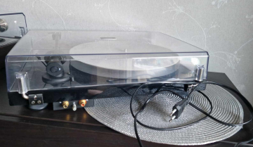 Svart Pro-Ject Debut Carbon Esprit med akryltallrik