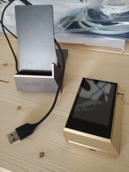 Astell & Kern AK240 DAP med ställ och cd-ripper - Bild 2 av 5