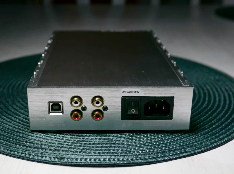 Audeze Deckard h&ouml;rlursf&ouml;rst&auml;rkare och DAC. - Bild 2 av 2