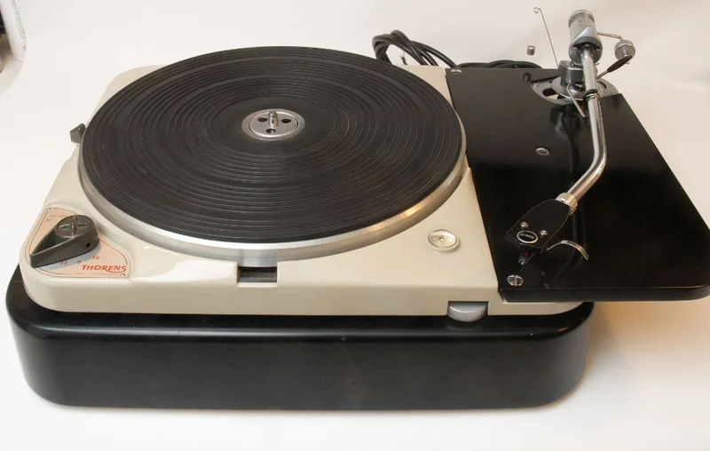 Fully restored Thorens TD-124 mk1 (s/n 45564) turntable with an SME 3012 Series II (s/n 7534) tonear - Image 2 of 9