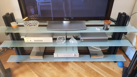 Schroers & Schroers Biga 200 – exklusivt Hi-Fi-möbel i frostat glas