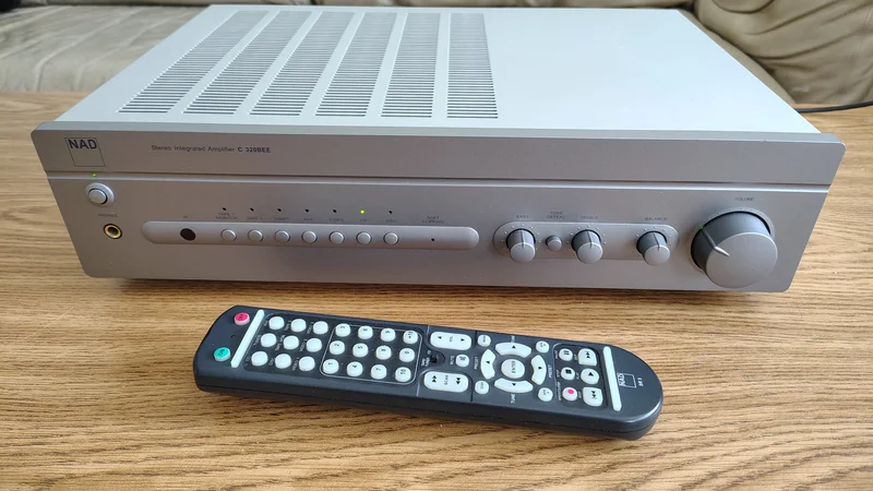 NAD C 320BEE - "Recap" (uppgraderad) förstärkare i bra skick. NAD C 320BEE - "Recap" (uppgraderad) förstärkare i bra skick. - Bild 1 av 5