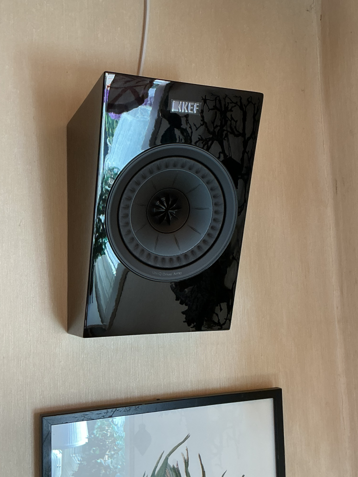 Kef r8a högblank svart