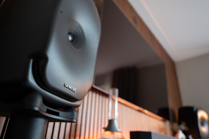 Genelec 8361A med unika högtalarstativ!