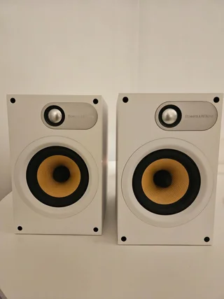 Bowers & Wilkins 686