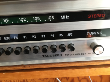 Tandberg radio och förstärkare med högtalare