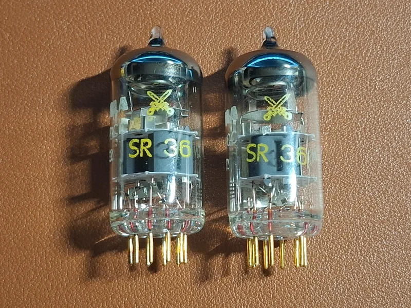 Tesla E83CC NOS &ndash; Matchat par &ndash; Crossed Swords &ndash; Military-Grade Quality &ndash; Gold Pins - Billede 2 af 5