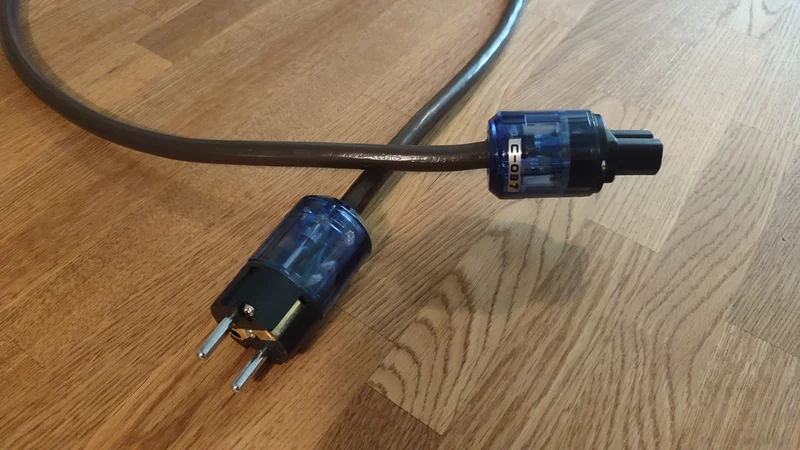 Audioquest AC 3.3 kabel med "Oyaide"-kontakter, 140 cm. Audioquest AC 3.3 kabel med "Oyaide"-kontakter, 140 cm. - Billede 1 af 3
