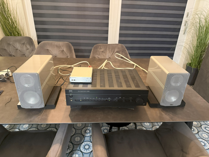 NAD 325 BEE Stereo Förstärkare