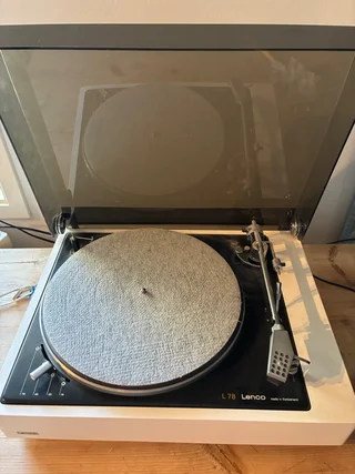 Klassisk Lenco L78 skivspelare i vitt utförande