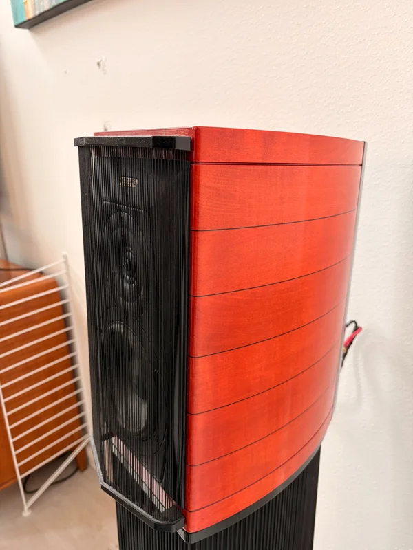 Sonus Faber Guarneri Memento &ndash; Red Violin finish &ndash; inkl. originalstativ &ndash; personlig leverans m&ouml;jlig - Bild 7 av 14