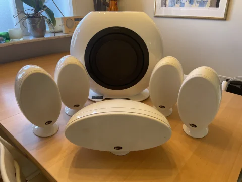 KEF 3001SE 5.1 högtalarsystem – stilrent & välljudande KEF 3001SE 5.1 högtalarsystem – stilrent & välljudande