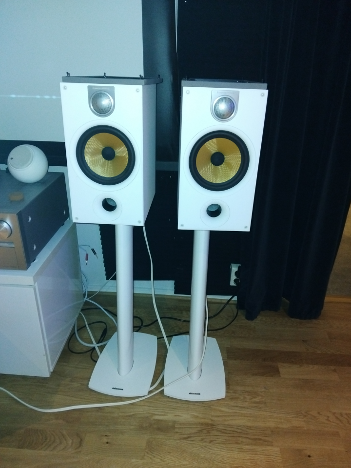 B&W 685 s2 med dynaudio stativ