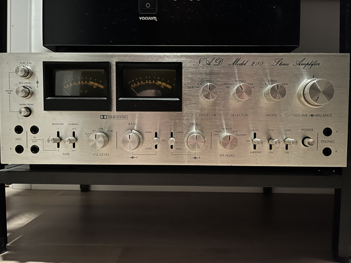 NAD - Model 200