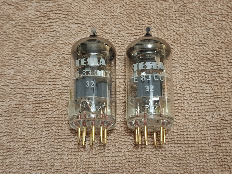 E83CC Tesla Gold (ECC83 / 12AX7) NOS Gold Pins matchat par E83CC Tesla Gold (ECC83 / 12AX7) NOS Gold Pins matchat par - Bild 2 av 6