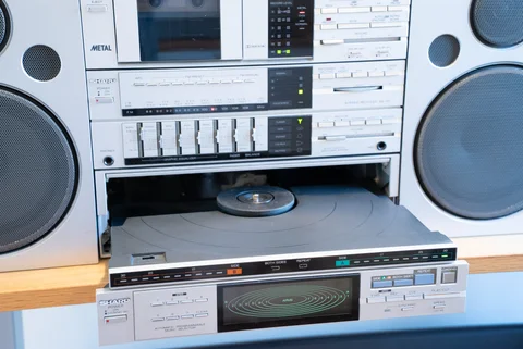 Sharp Stereopaket med unik helautomatisk skivspelare, kassettd&auml;ck & receiver