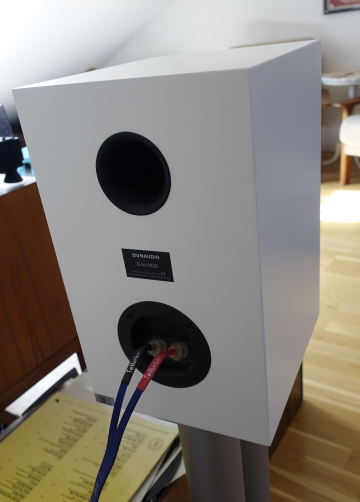 Dynaudio Emit M20 med Dynaudio Stativ