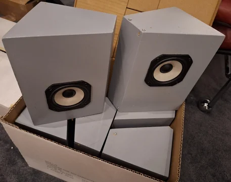 Mupps-högtalare för surround och Atmos