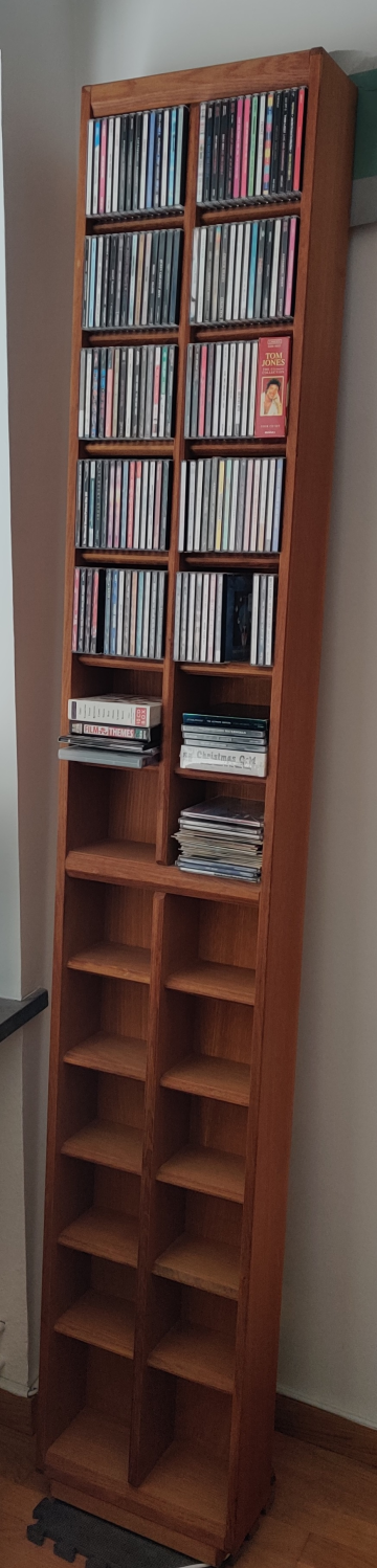 CD-ställ i Ek träfaner 1 av 1. Totalt 364 st cd skivor får plats. Höjd 215 cm