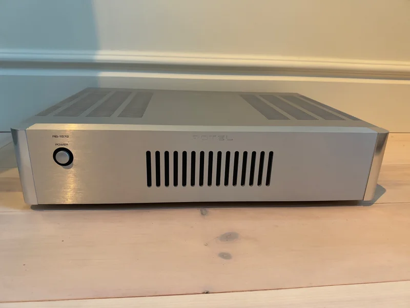 Rotel RB-1572 &ndash; 2&times;250W &ndash; kraftfullt stereoslutsteg - Bild 1 av 2