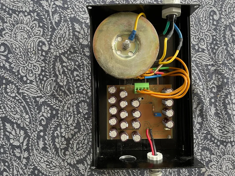 LINJ&Auml;RT N&Auml;TAGGREGAT  12 V 3 A - Billede 2 af 2