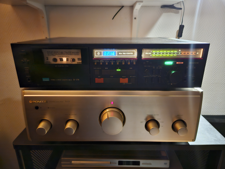 Sansui D-570 kassettdäck säljes.