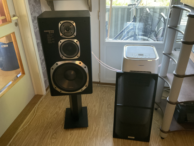 Onkyo D-77 större stativhögtalare - Bild 1 av 2