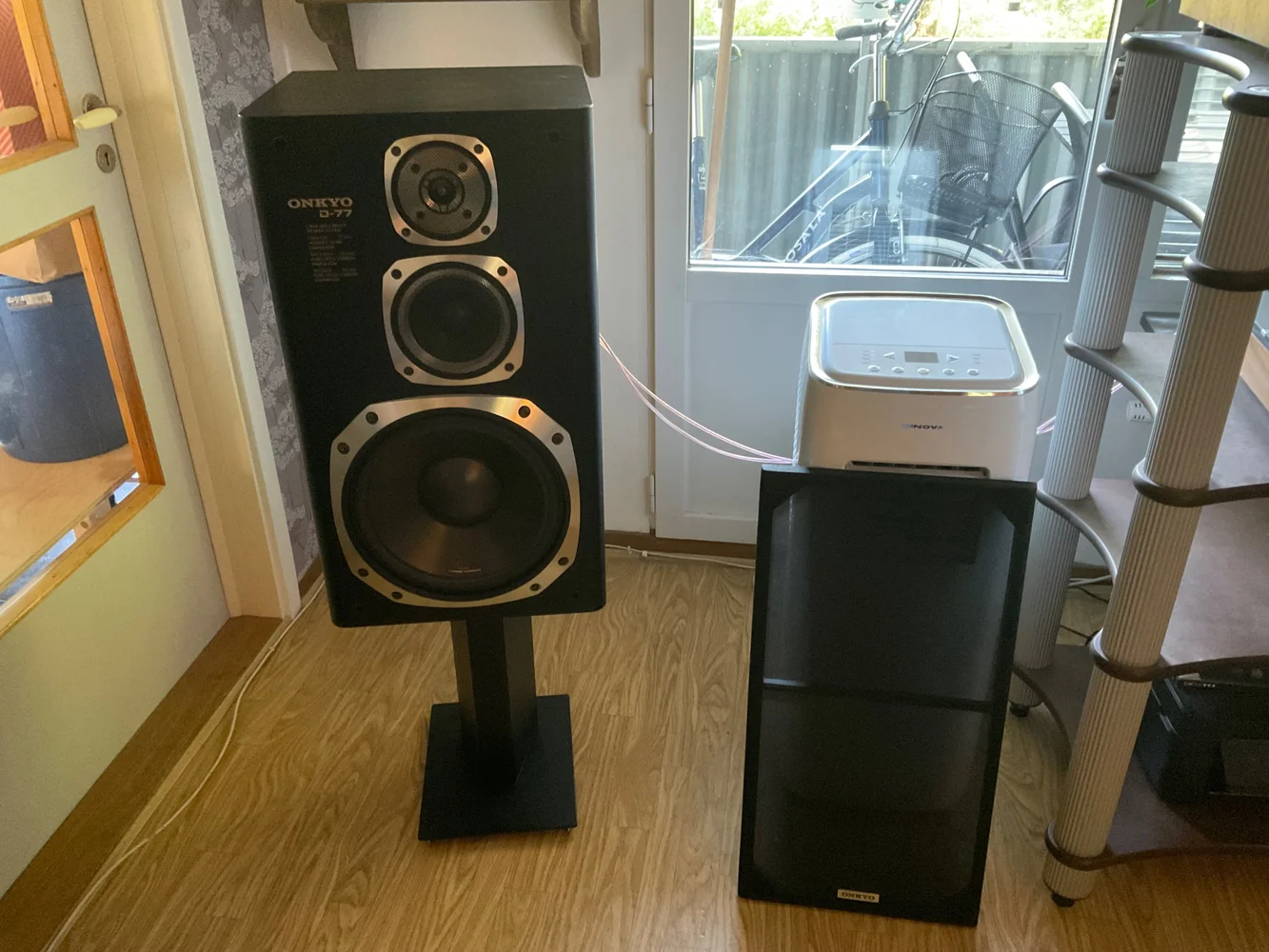 Onkyo D-77 med stativ ( stora stativare )