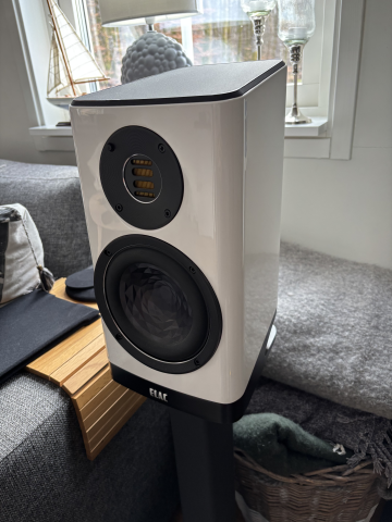 Elac Vela